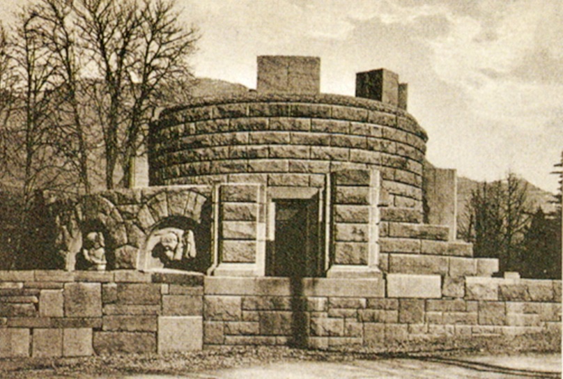 Bolzano. L'incompiuto monumento ai Kaiserjaeger, abbattuto per far posto al monumento alla Vittoria Bolzano. L'incompiuto monumento ai Kaiserjaeger, abbattuto per far posto al monumento alla Vittoria