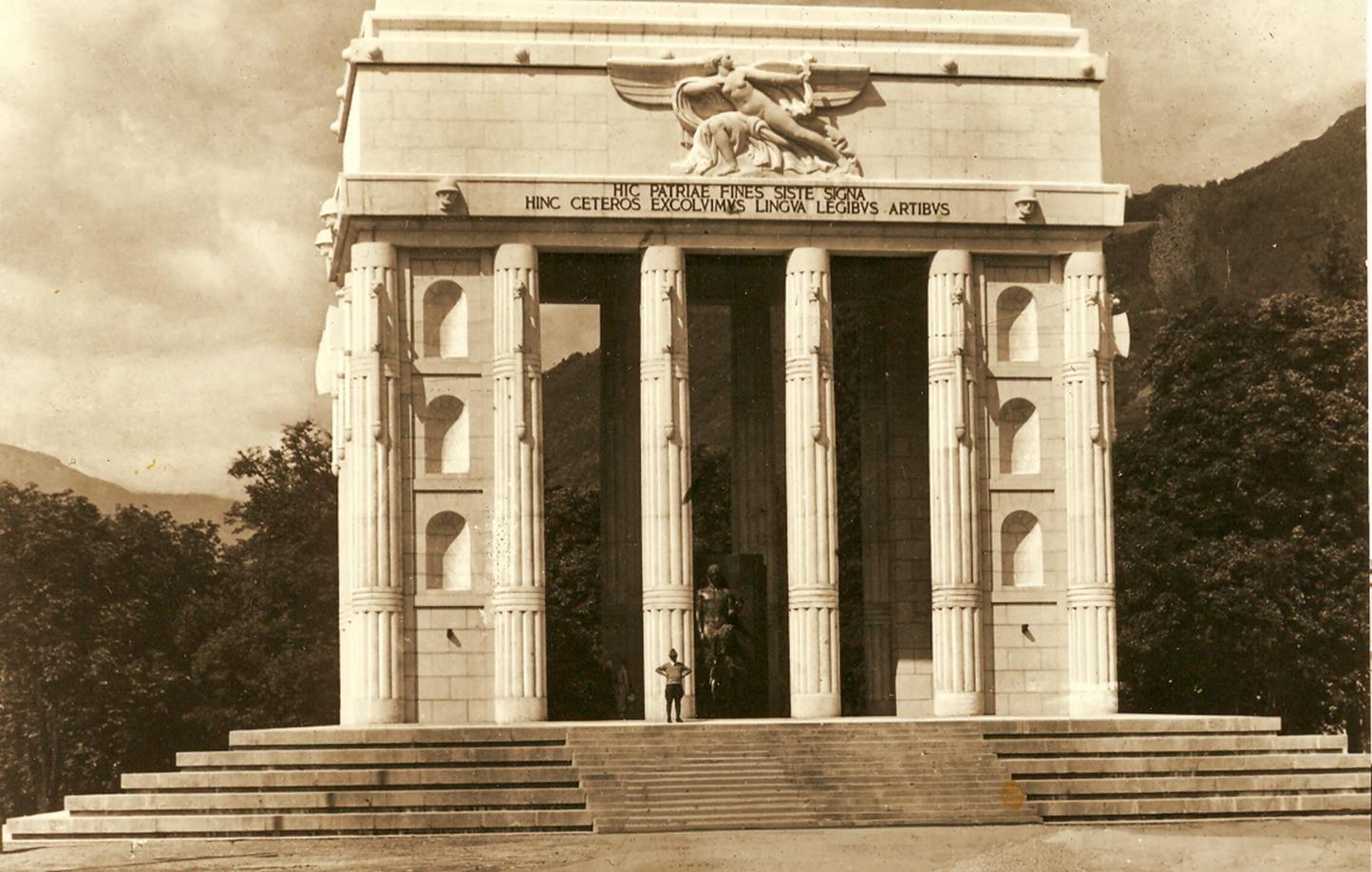 Bolzano. Il monumento alla Vittoria inaugurato nel 1928 (cartolinizzata / Coll. Romeo, BZ)