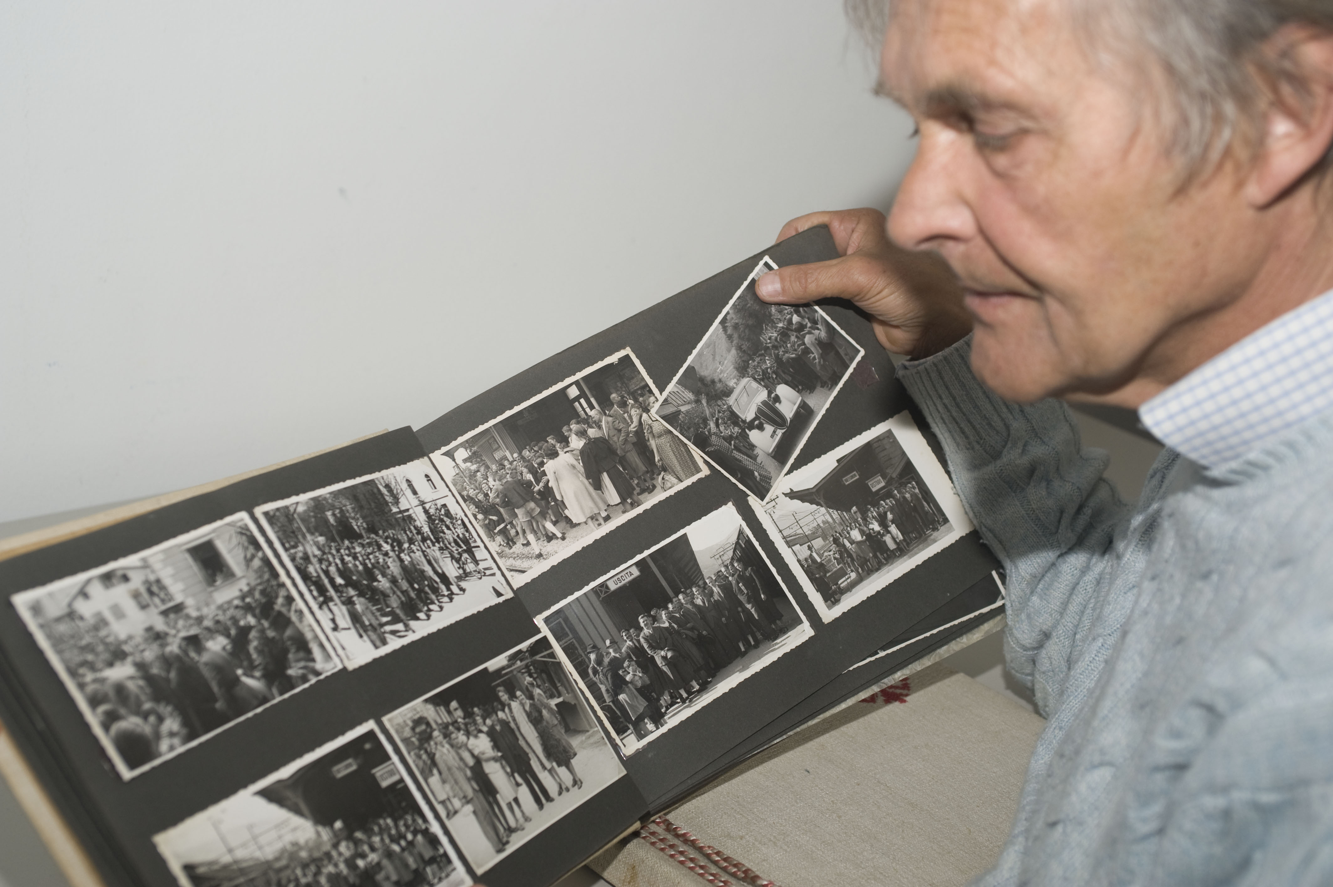 Franz Oberkofler con uno degli album fotografici della madre Irma (Foto CAMPANER, Archivio Provinciale Bolzano)