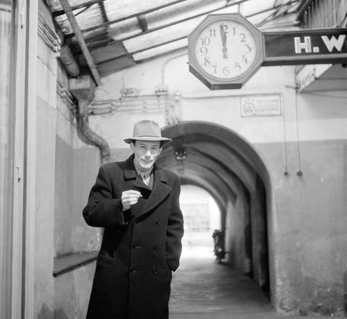 Anton Frühauf sotto i Portici di Merano. Foto. Oswald Kofler 1955