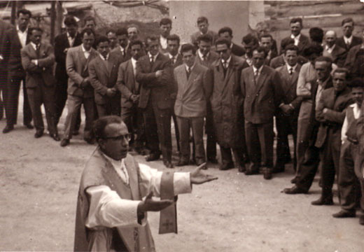 Don Giorgio Cristofolini celebra una messa alla miniera di Monteneve/Schneeberg, anni '50 (www.carloromeo.it)