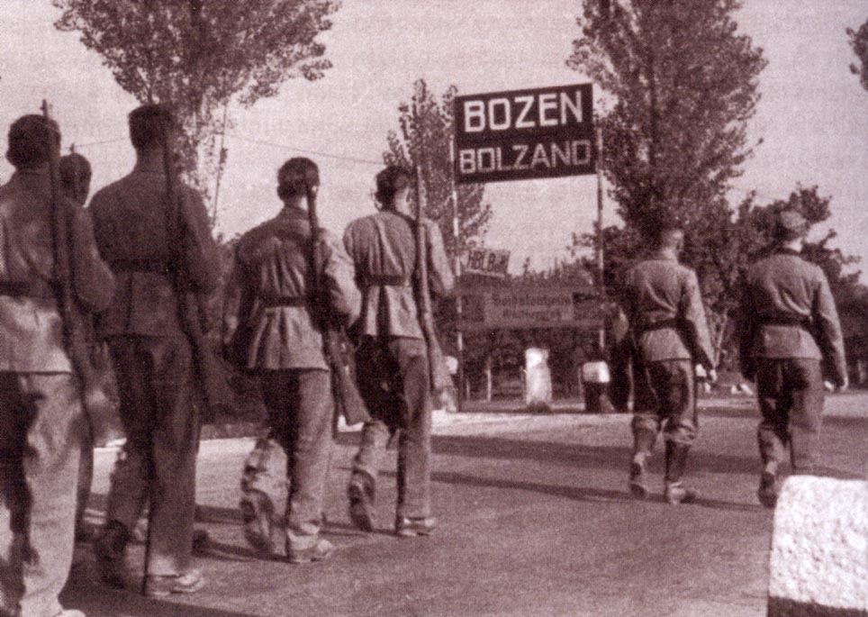 Reggimento di polizia Bozen (Coll. G. Steinacher) Reggimento di polizia Bozen (Coll. G. Steinacher)