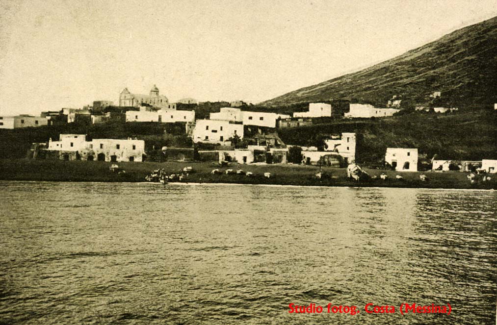 Stromboli. Sullo sfondo la chiesa di S. Bartolo (Studio fotog. Costa, Messina) Stromboli (Studio fotog. Costa, Messina)