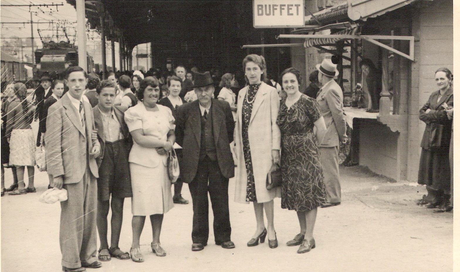 Irma Oberkofler (dritte von links/ 3° da sin.) und Mina Unterfrauner (letzte/ ultima) mit Auswanderern am Bahnhof Brixen 1939. Coll. Oberkofler