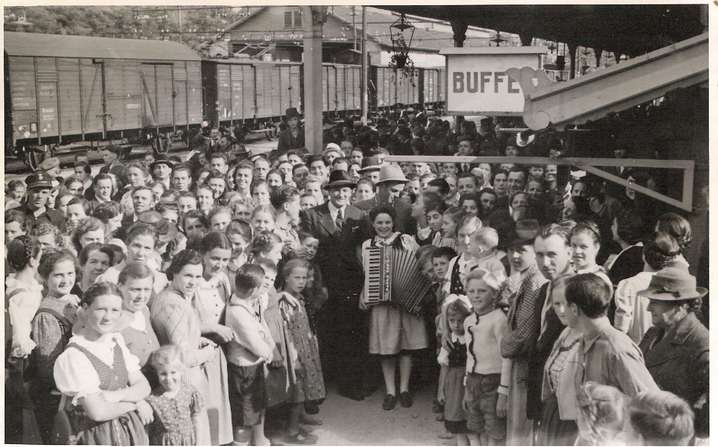 Fräulein Vittur aus Vahrn spielt die Zieharmonika zum Abschied. Coll. Oberkofler