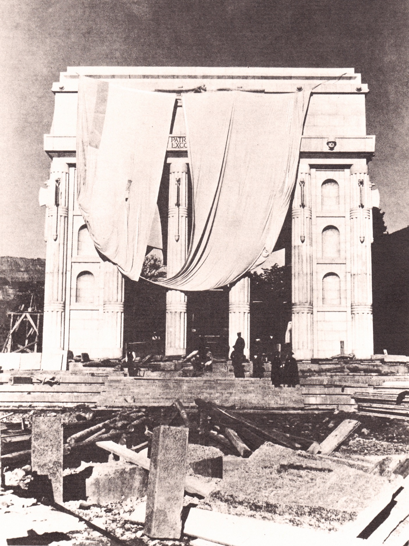Il monumento in costruzione (marzo 1928)