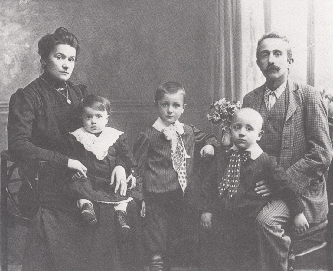 La famiglia Pedrotti (Rosina e Mansueto coi figli Silvio, Enrico e Mario) poco prima della guerra