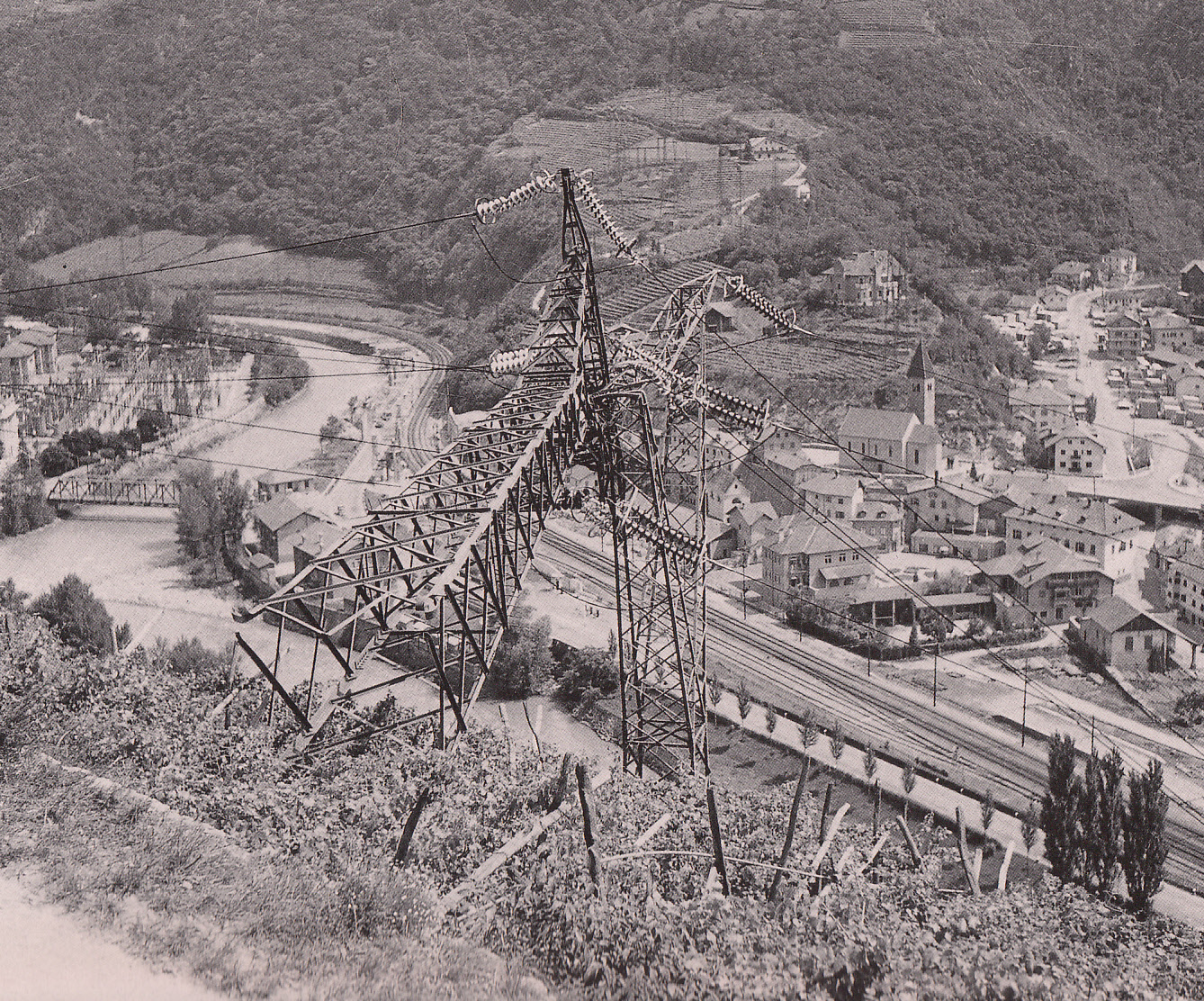 Traliccio abbattuto nella Notte dei Fuochi (giugno 1961), Foto Alberti, Archivio Prov. di Bolzano