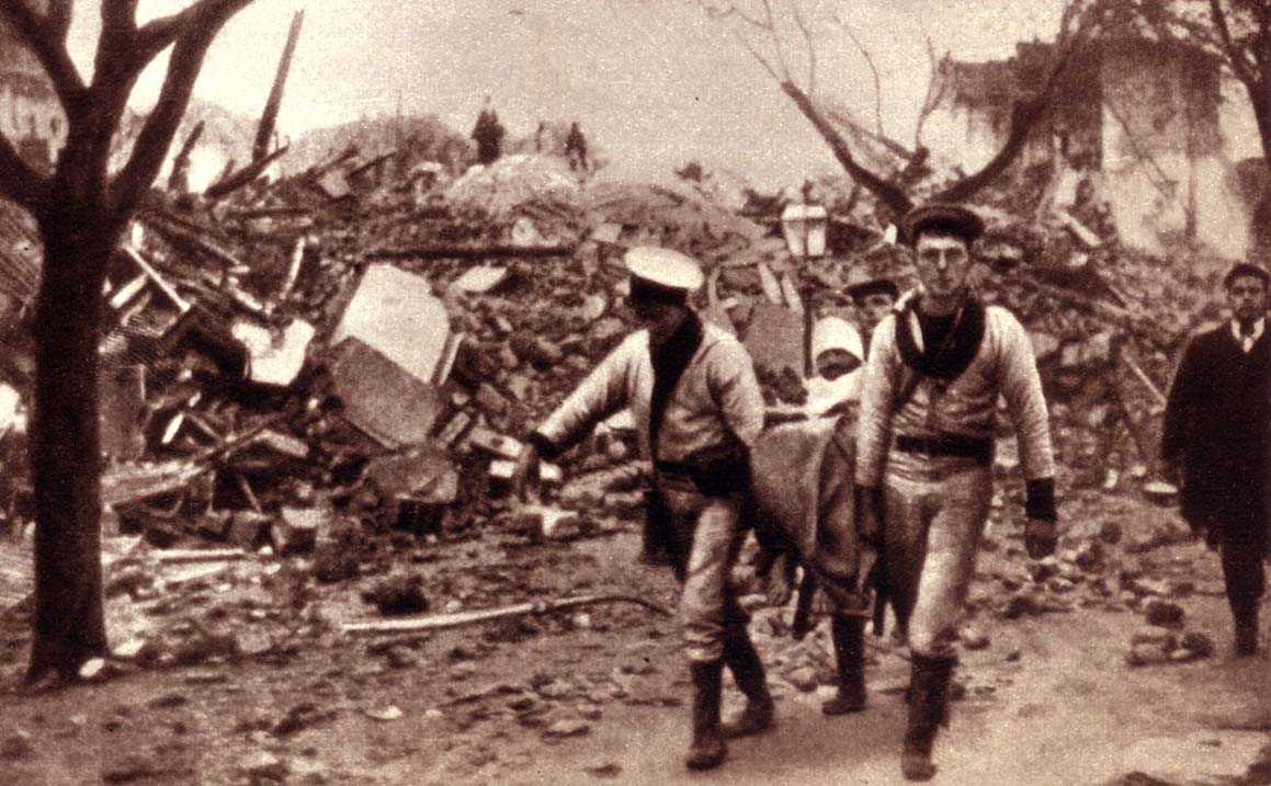 Marinai inglesi e russi prestano soccorso alla popolazione Marinai inglesi e russi prestano soccorso alla popolazione