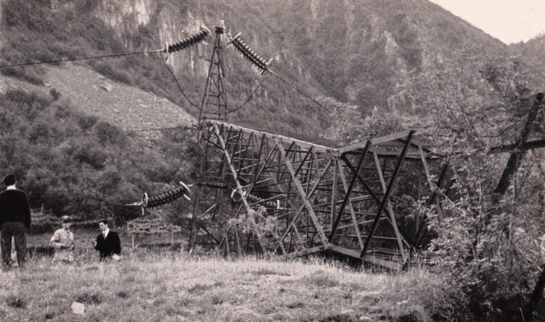 Traliccio abbattuto durante l'ondata di attentati degli anni '60